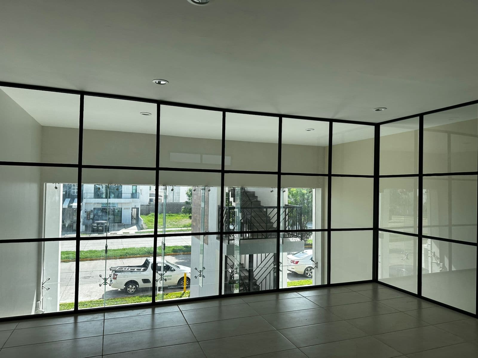 División interior de cristal con perfilería negra